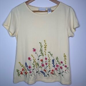 Liz Claiborne Butter Yellow Embroidered‎ T-Shirt Medium